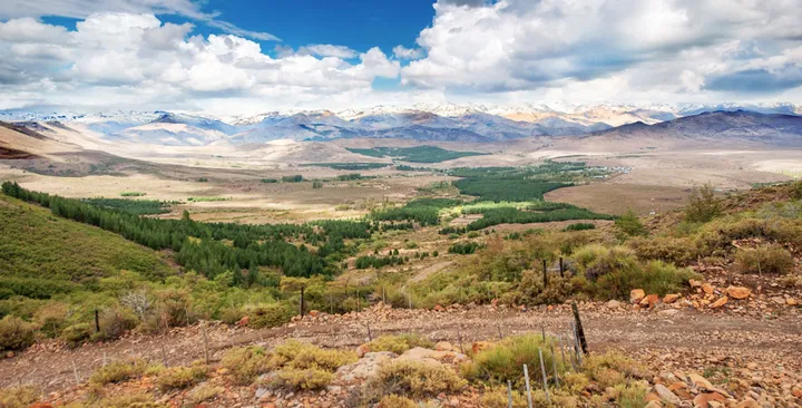 Vista panorámica del pueblo de Las Ovejas en su valle al pie de la cordillera