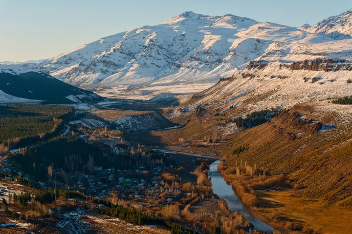 Pueblo de Manzano Amargo a mediados de invierno, con la cordillera nevada de fondo