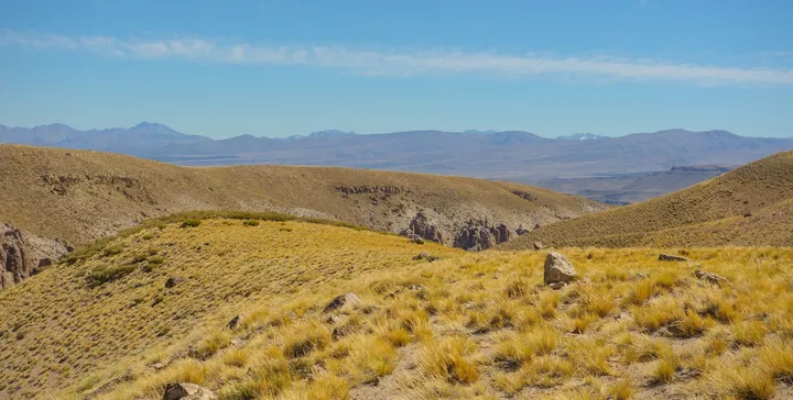 Caminos y paisaje de Varvarco en el norte neuquino