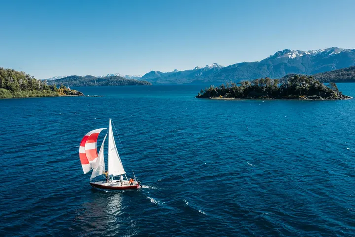Navegación a vela frente a las Islas de la Guarda en el lago Nahuel Huapi, Villa La Angostura