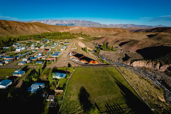 Hostería provincial de Los Miches de cara al río Lileo, con la Cordillera del Viento de fondo