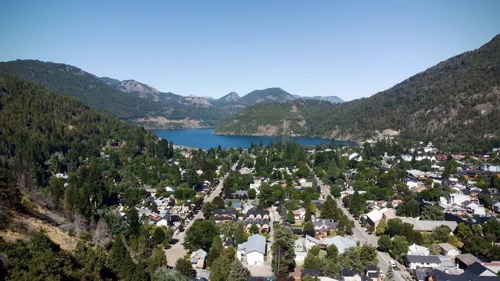Vista panorámica de San Martín de los Andes y el lago Lácar entre montañas