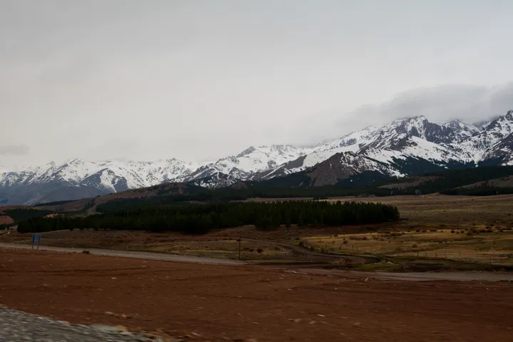 Llegada a Andacollo por la Ruta Provincial 43, con la Cordillera del Viento de fondo