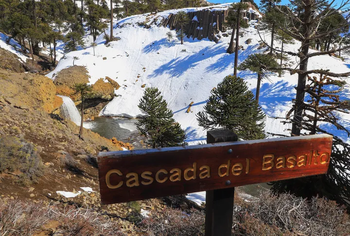 Cascada sobre paredones de basalto en Caviahue