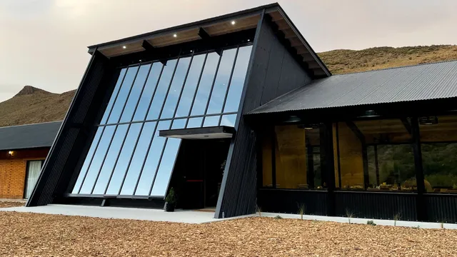 Hostería Manzano Amargo, a orillas del río Neuquén